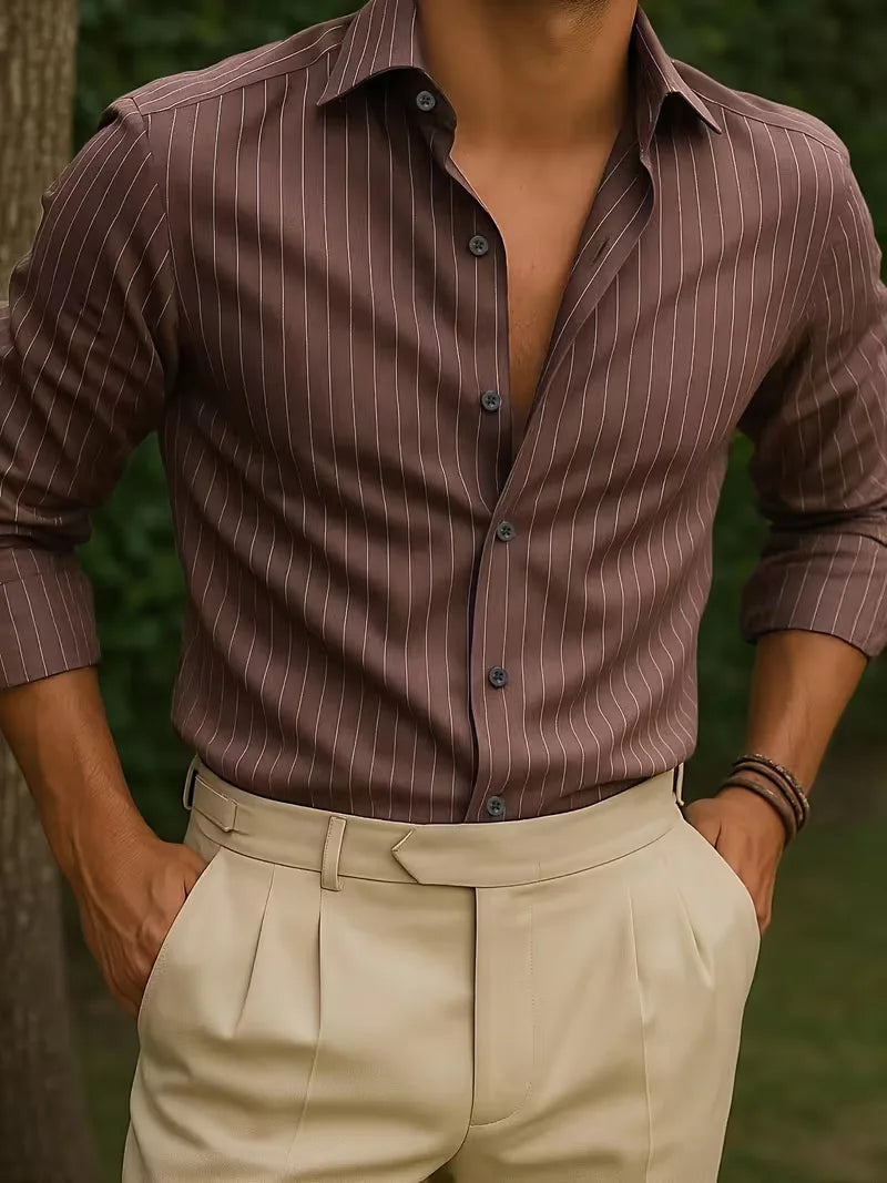 Stijlvol slim fit heren overhemd met bruine strepen en V-hals, ideaal voor een moderne casual look.