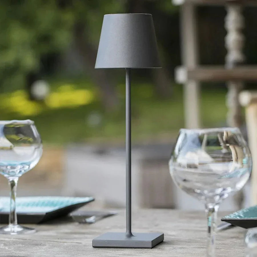 Stijlvolle lange LumiLuxe tafellamp van aluminium, dimbaar LED voor modern interieur in woon- of slaapkamer.