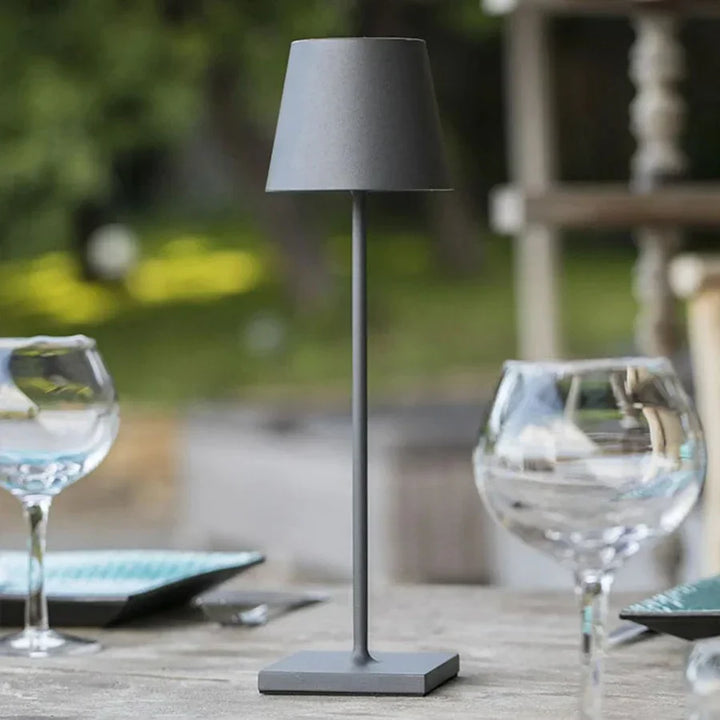 Stijlvolle lange LumiLuxe tafellamp van aluminium, dimbaar LED voor modern interieur in woon- of slaapkamer.