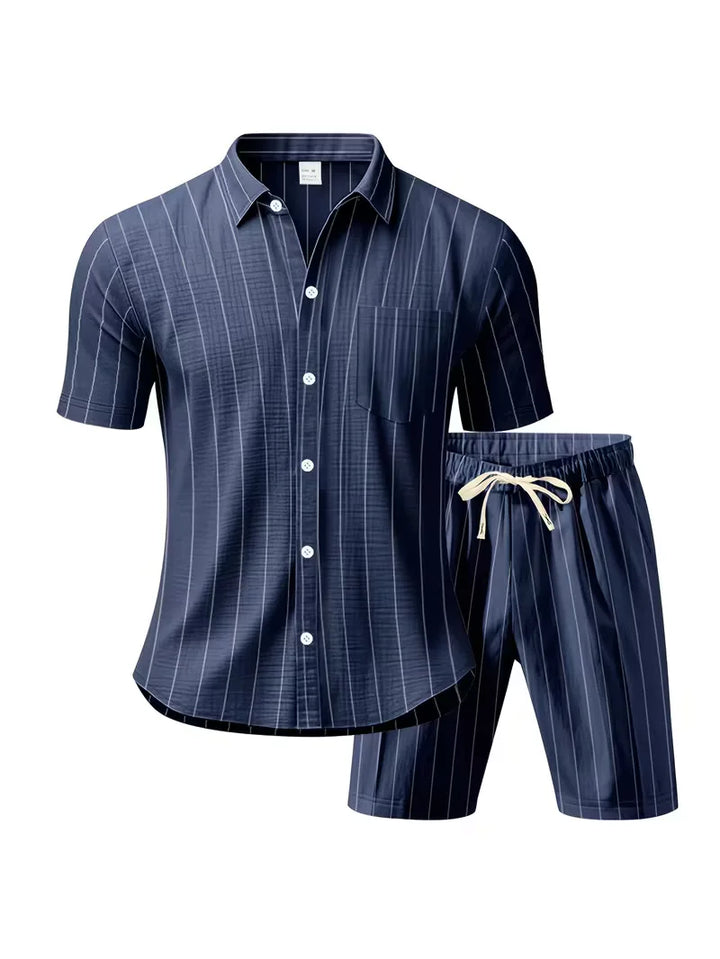 Stijlvolle heren strandkleding: tweedelige set met relaxed fit shirt & bijpassende korte broek.