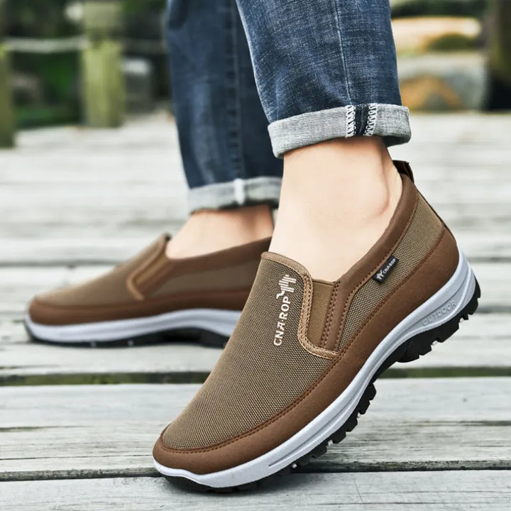 Handige instap heren sneakers, snel aan en uit, met extra orthopedische ondersteuning.