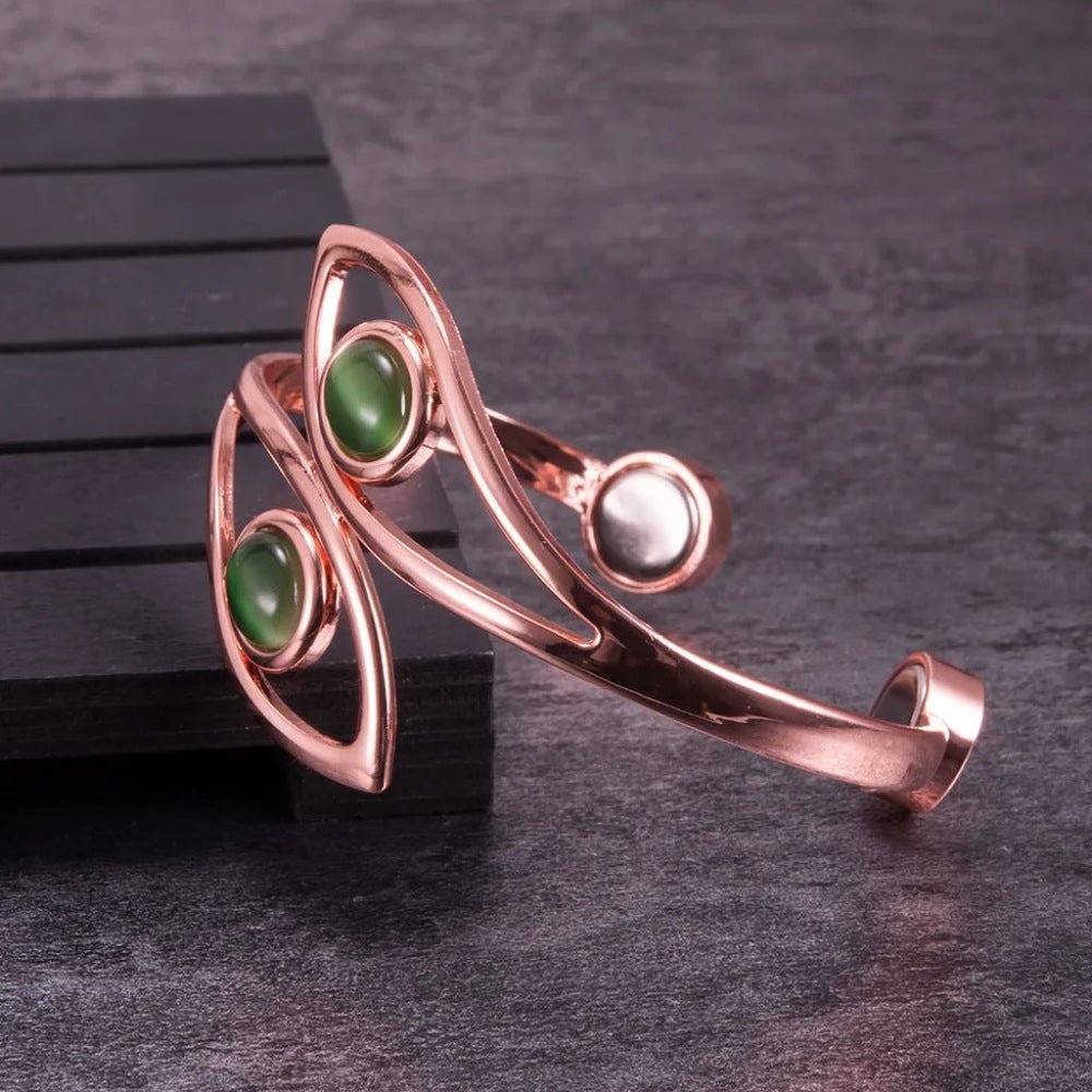 Luxe koperen armband voor dames, voorzien van een magneetsluiting en prachtige groene opaal stenen. Ideaal geschenk.