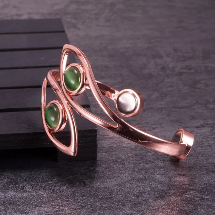 Luxe koperen armband voor dames, voorzien van een magneetsluiting en prachtige groene opaal stenen. Ideaal geschenk.