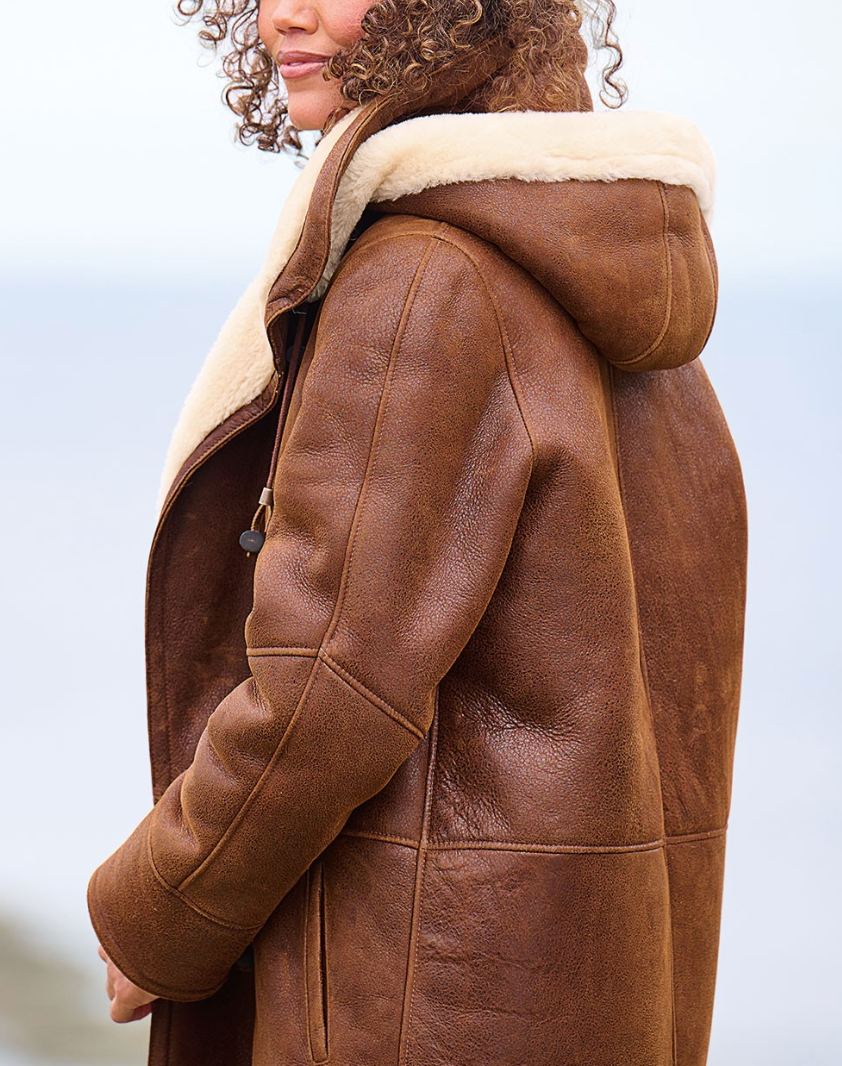Warme bruine damesjas met capuchon, comfortabel en casual voor de wintermaanden.