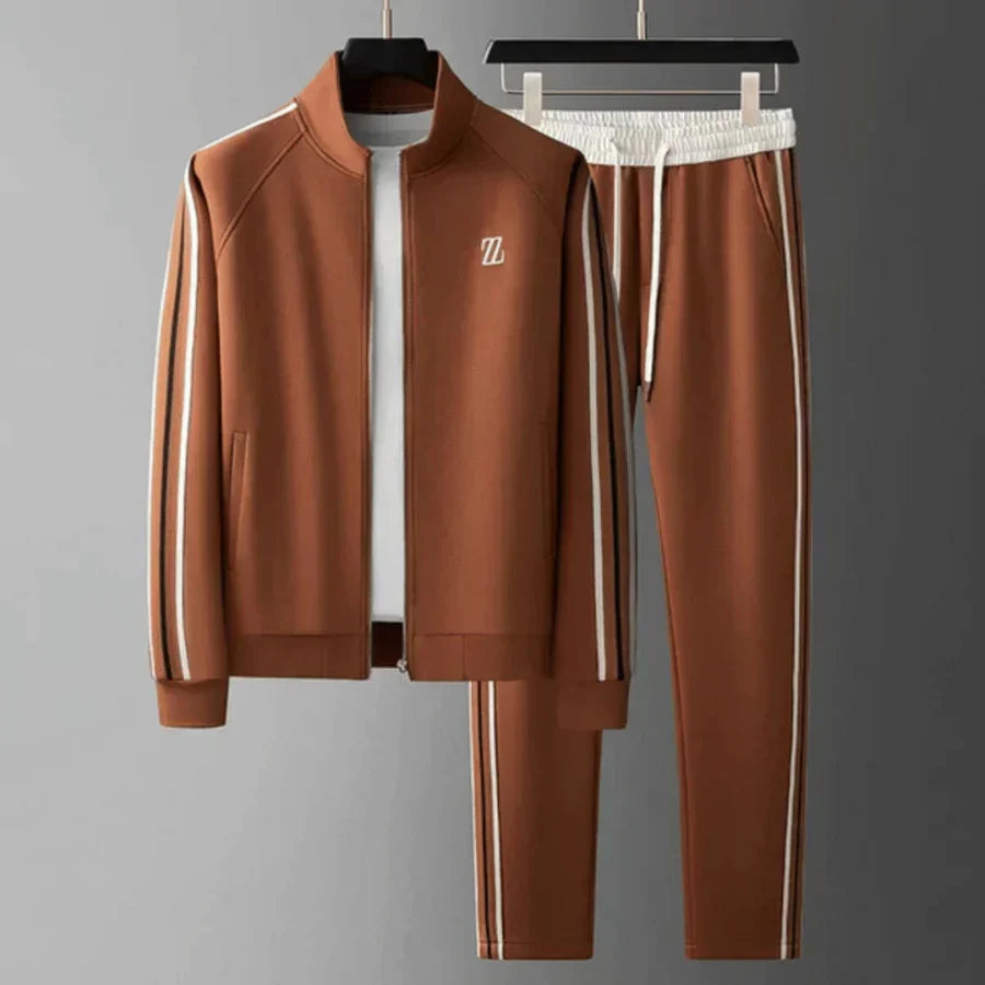 Modieus heren joggingpak, perfect als casual sportkleding of stijlvolle relax outfit.