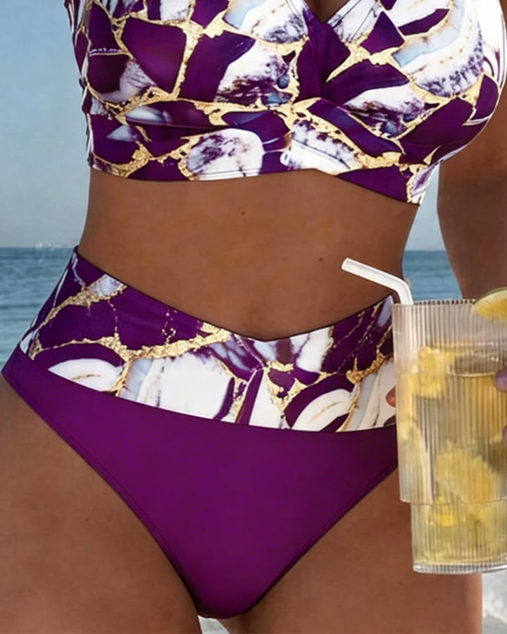 Rode dames bikini, hoge taille, met een modern en sexy cut-out design, zomerklaar.