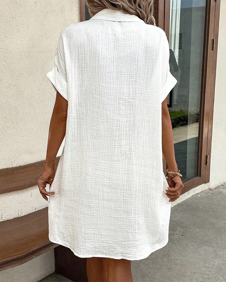Zomerse Lotte damesjurk met korte mouwen en knoopsluiting, losvallend model voor ultiem comfort.