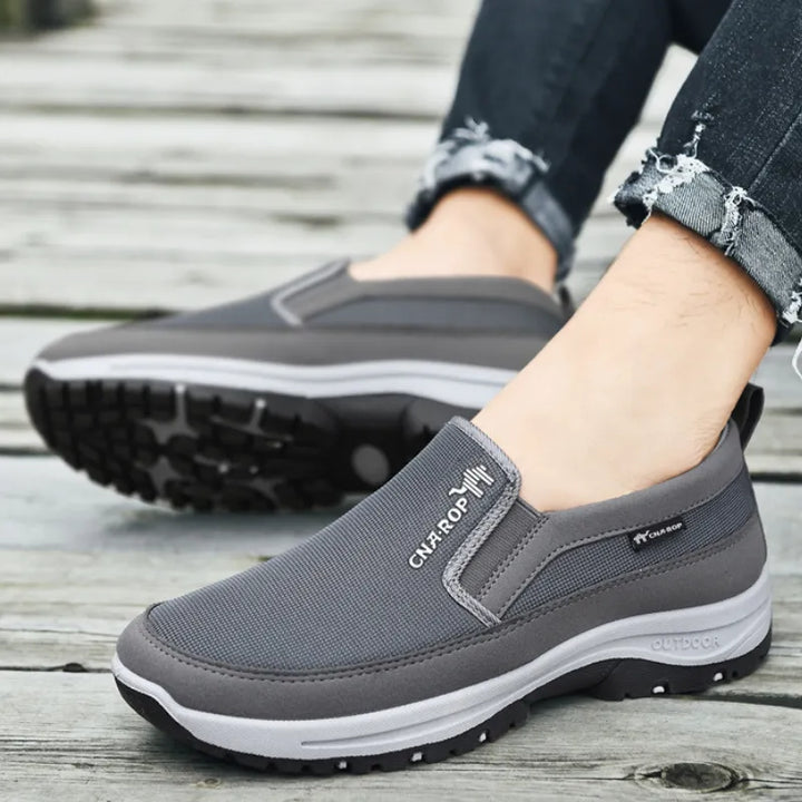 Duurzame heren wandelsneakers, orthopedisch ontworpen voor lange afstanden en actief gebruik.