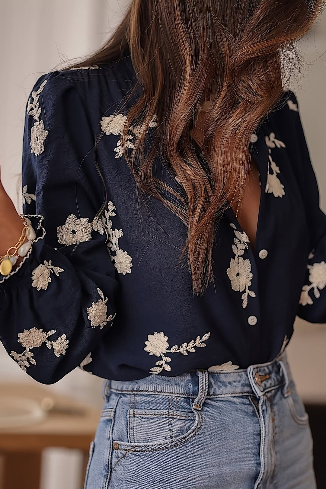 Chique damesbloes met unieke bloemenprint en modieuze wijde mouwen, een elegante top voor diverse gelegenheden.