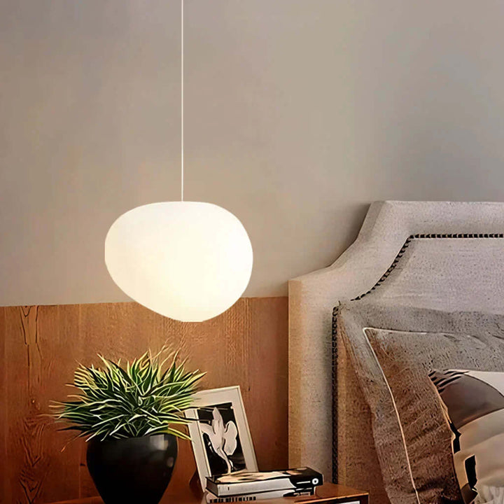 Designlamp: Witte kiezel hanglamp. Elegante sfeerverlichting, perfect als minimalistische plafondlamp.