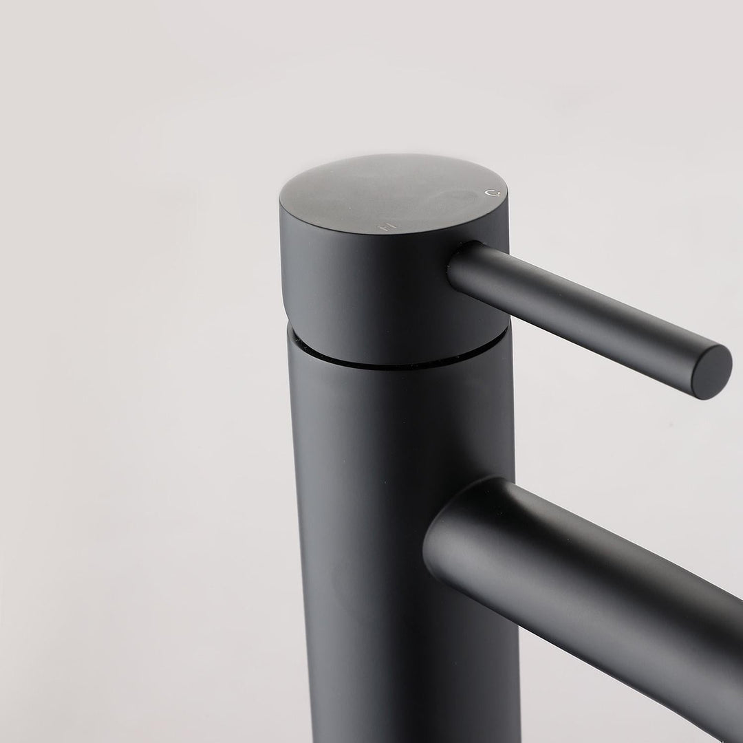 Elegante matzwarte koudwater kraan Noira voor wastafel, ideaal voor minimalistisch sanitair.