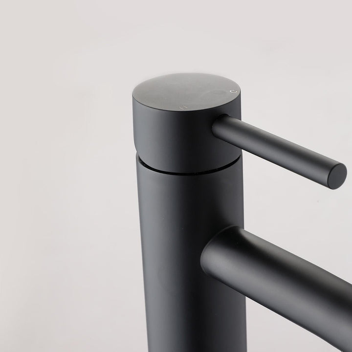 Elegante matzwarte koudwater kraan Noira voor wastafel, ideaal voor minimalistisch sanitair.