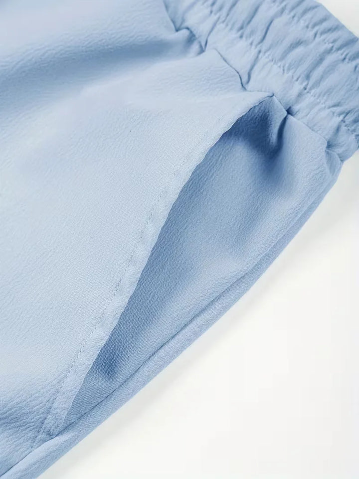 Zwarte plissé shorts voor heren, moderne zomerkleding met comfortabele losse pasvorm.