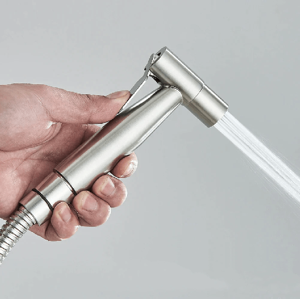 WC bidet doucheset met hoogwaardige RVS handdouche, voor wandmontage. Perfecte oplossing voor verbeterde badkamerhygiëne.