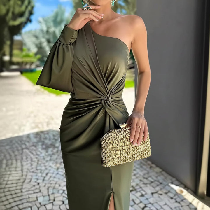 Damesjurk met elegante split & schouderknoop, slim fit. Perfecte one shoulder feest- of cocktailjurk voor chique avonden.