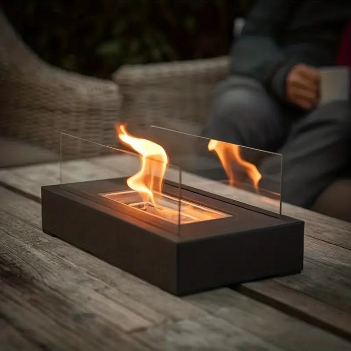 Detail van de vlammen in de Serene Flame bio-ethanol buitenhaard, veilig achter glas, voor gezellige warmte.