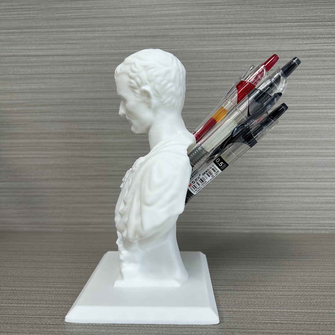 Caesar’s Quill, creatieve pennenhouder met Julius Caesar buste. Perfect voor geschiedenisliefhebbers op kantoor.
