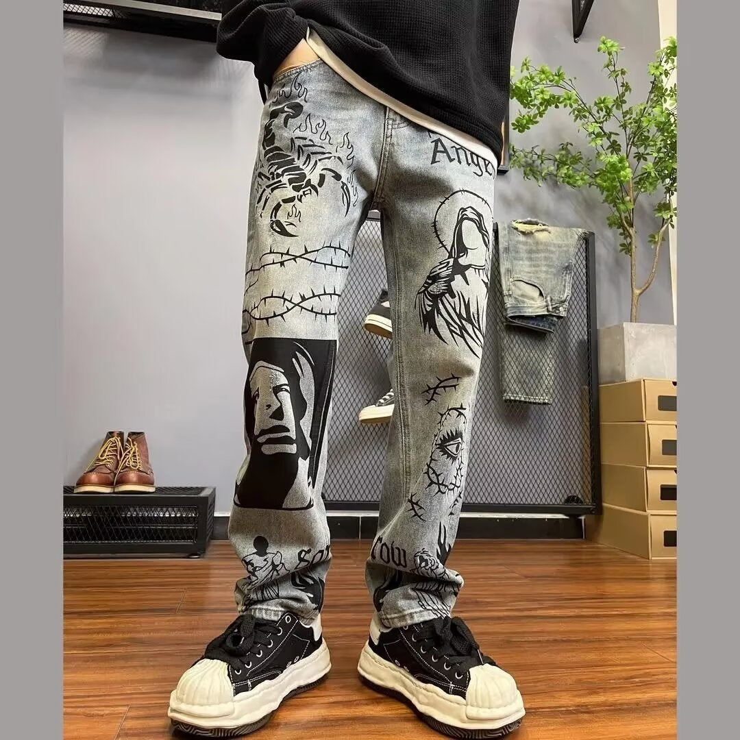 Zijaanzicht van de blauwe heren rechte jeans met grafische print, toont pasvorm en uniek patroon.