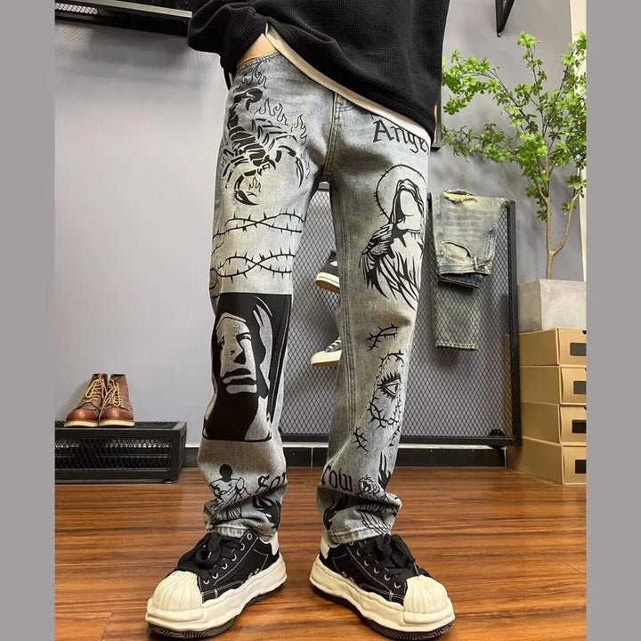 Zijaanzicht van de blauwe heren rechte jeans met grafische print, toont pasvorm en uniek patroon.