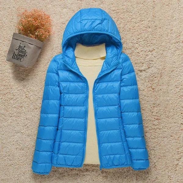Functionele outdoor dames winterjas, waterdicht en gewatteerd, perfect voor koude en natte dagen.