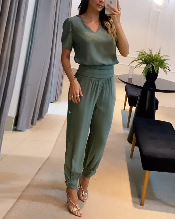 Veelzijdige dames Phine set, bestaande uit broek en top, perfect voor een modieuze lente of zomer outfit.