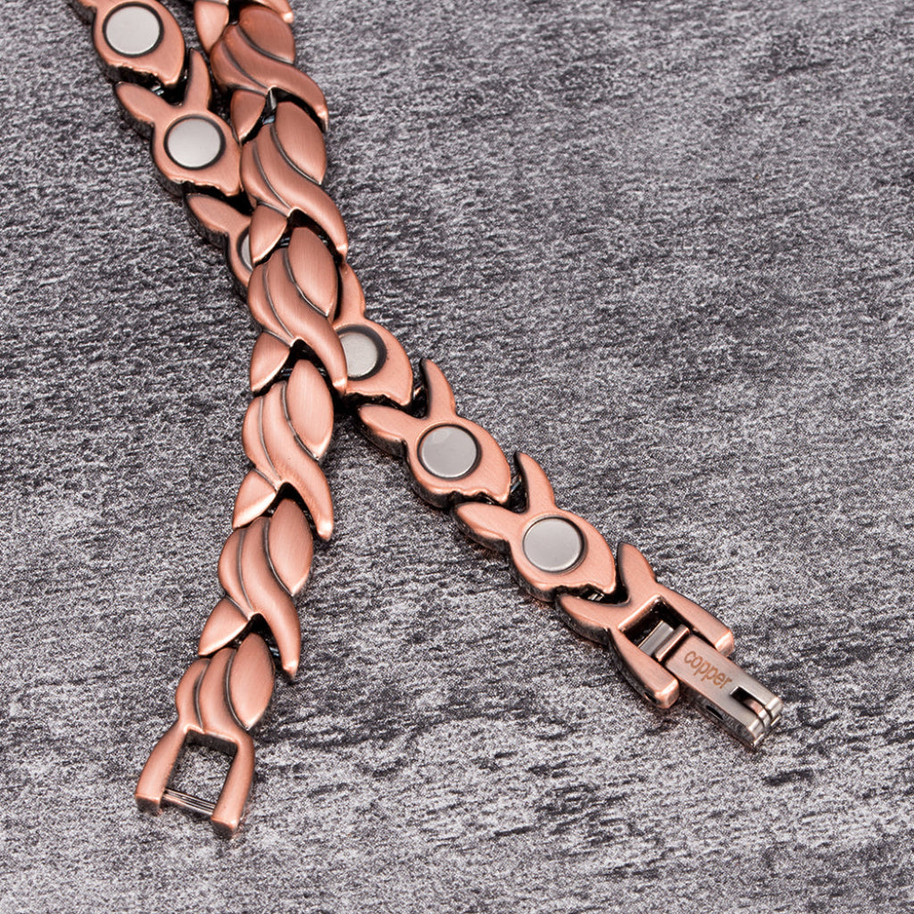 Opvallende koperen armband met gedetailleerd vismotief, ook ideaal als cadeau. Een magneetarmband voor unisex gebruik.