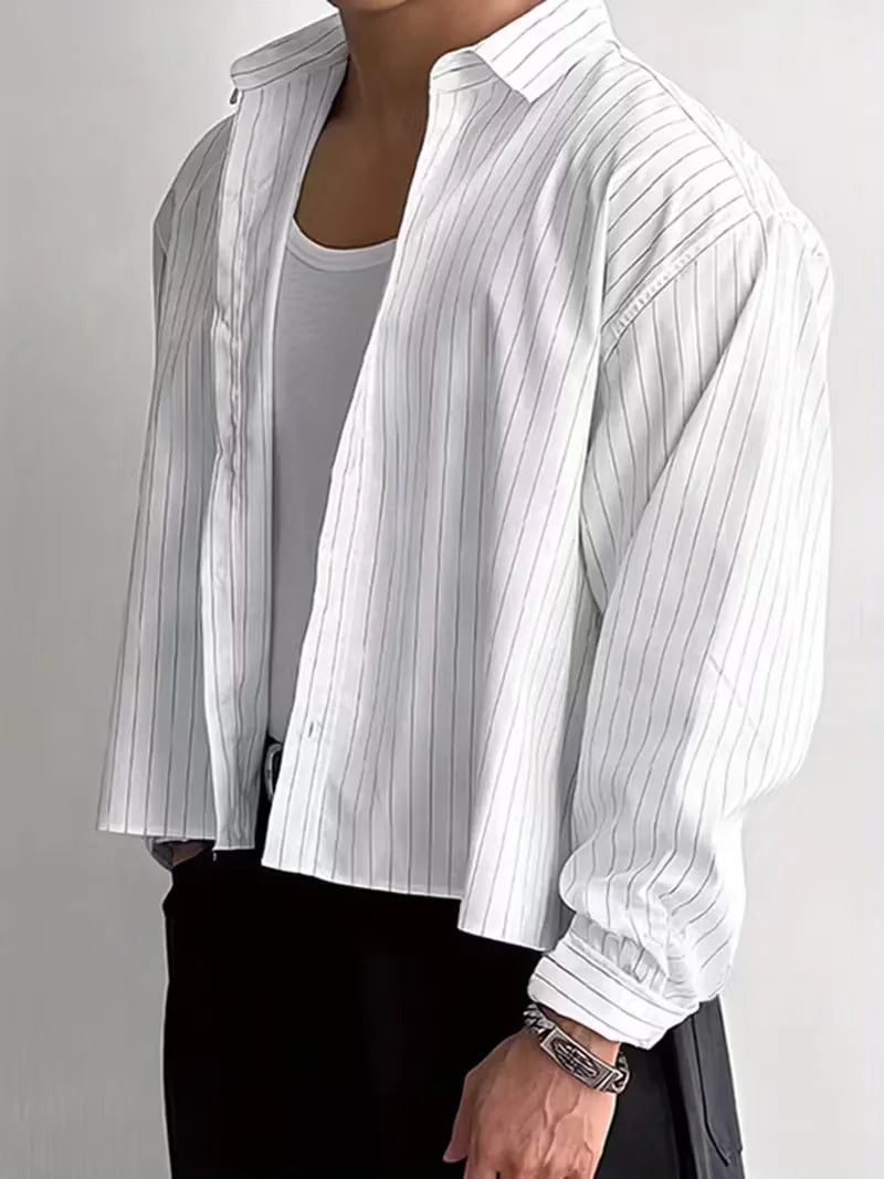 Luchtig heren oversized shirt met verticale strepen, een must-have voor lentekleding en zomerse dagen.
