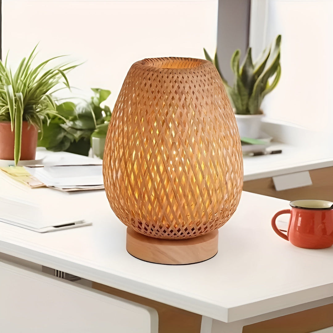 Detailopname van de unieke textuur van de bamboe USB tafellamp, met warme sfeerverlichting.