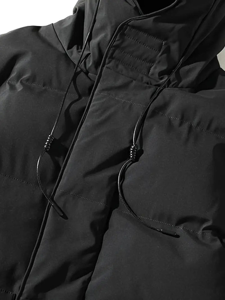 Stijlvolle heren lange puffer winterjas met capuchon in donkergrijs; ideaal voor winterse mode.