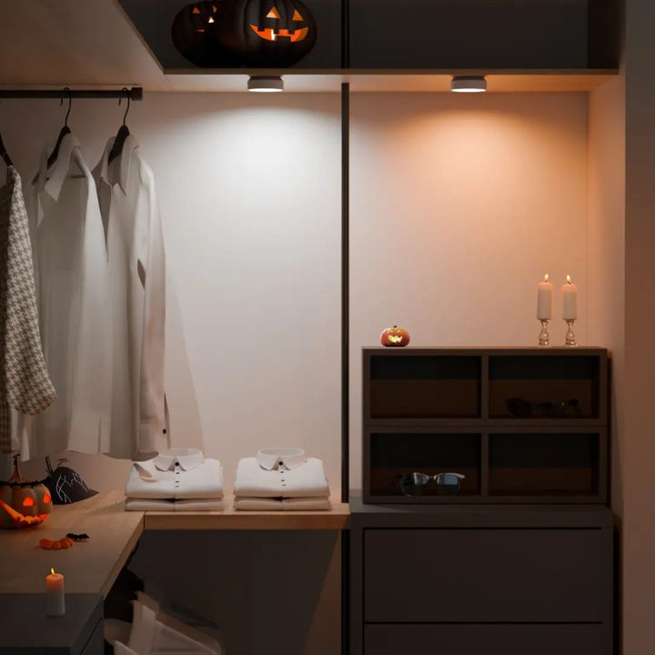 Creëer direct sfeer met deze draadloze LED spotlamp, perfect voor gang of slaapkamer.