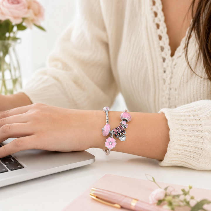 Luxe 925 sterling zilveren damesarmband met bloemen charms, voor een elegante en verfijnde look.