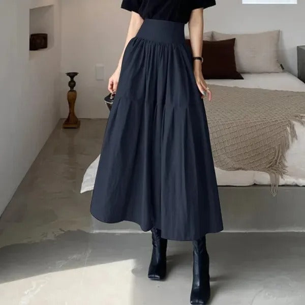 Close-up van de vloeiende plooien van een dames maxi rok met comfortabele elastische tailleband, zomerstijl.