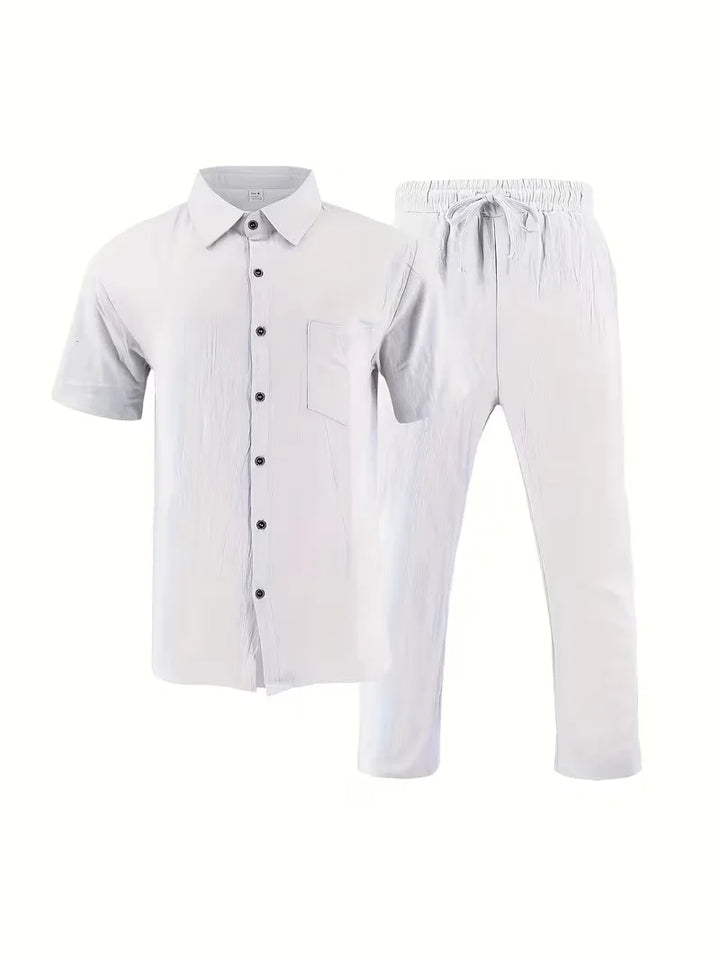 Lichtgewicht heren zomeroutfit, bestaande uit V-hals shirt en wijde broek, in khaki kleur.