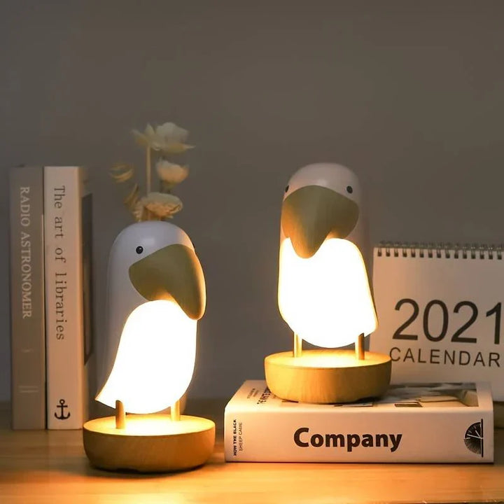 Oplaadbare vogel nachtlamp (PeckLight) met warm LED licht, ideaal voor sfeervolle verlichting in slaapkamer of kinderkamer.