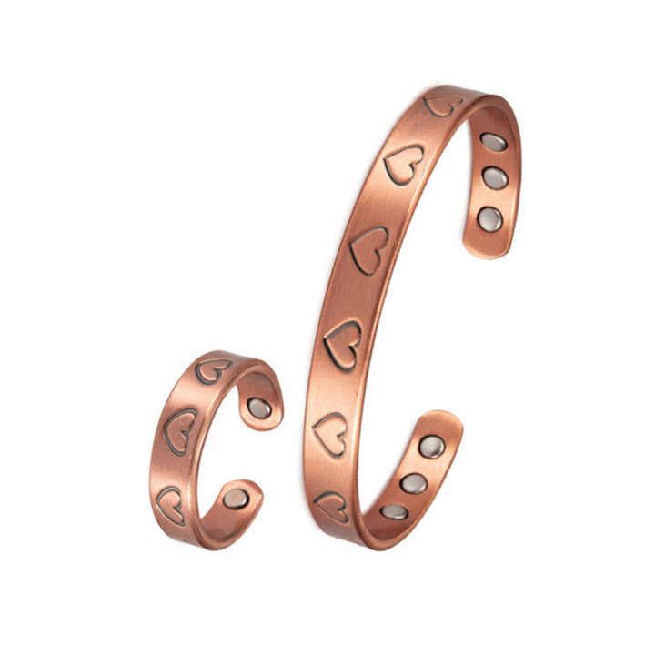 Gepolijste verstelbare koperen damesarmband met hartdesign. Chic en veelzijdig accessoire voor elke outfit.