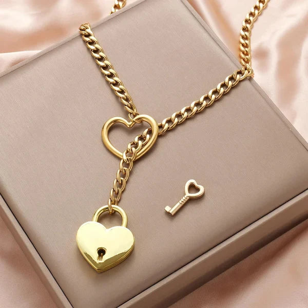 Gouden ketting met hartslot en sleutel, symbool van liefde en verbinding, ideaal cadeau.