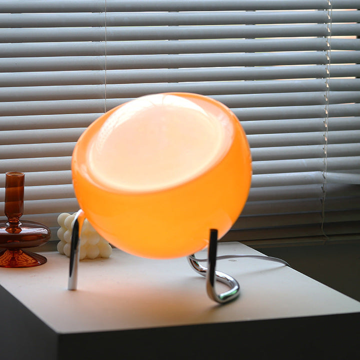 Stijlvolle Bauhaus tafellamp als eyecatcher; retro-modern design voor woondecoratie.