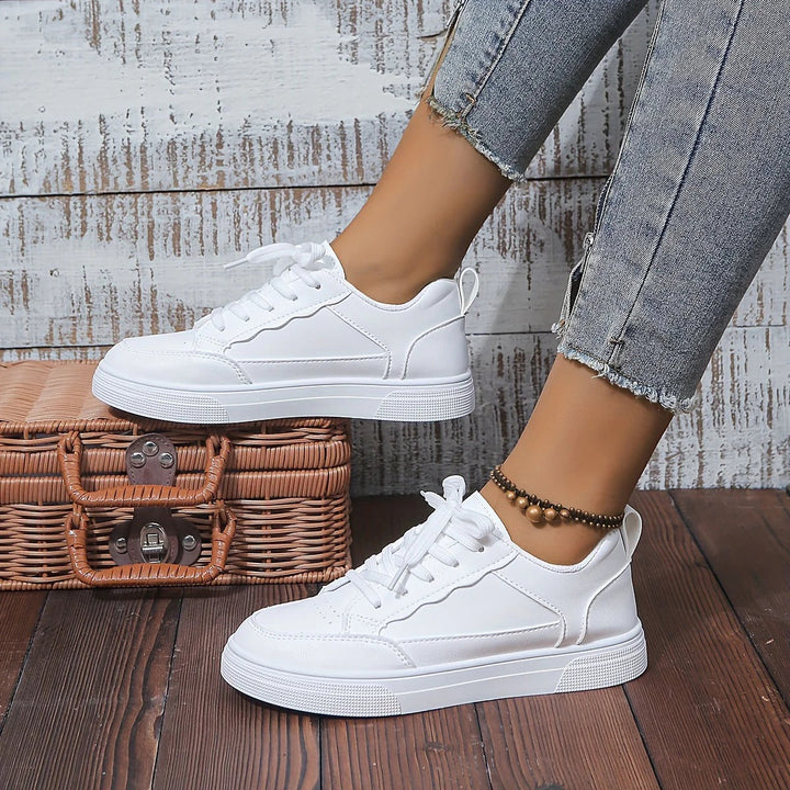 Stijlvolle witte dames sneakers van ademend materiaal. Veelzijdig voor zowel casual als trendy outfits.
