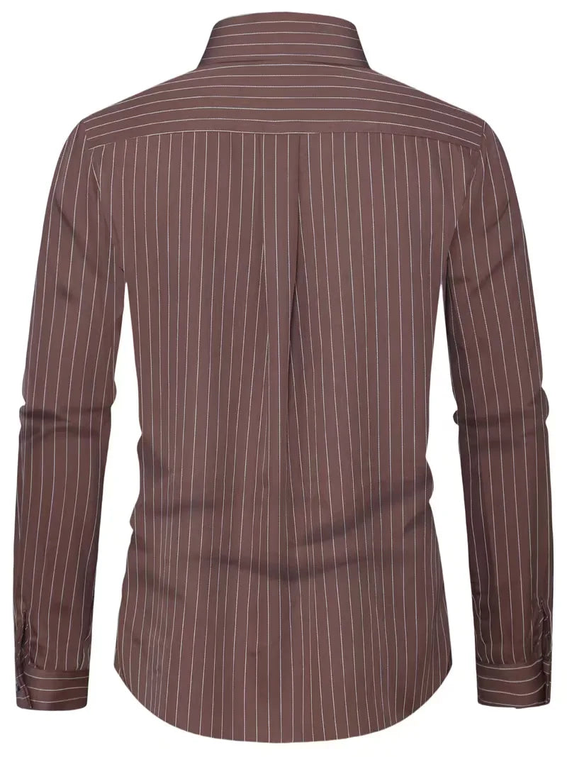 Comfortabel heren overhemd, slim fit met V-hals, bruin gestreept. Ideaal voor casual of smart casual lente-outfits.
