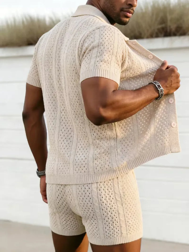 Heren gebreide zomeroutfit: beige korte mouwen shirt en shorts. Perfect voor comfortabele, stijlvolle warme dagen.