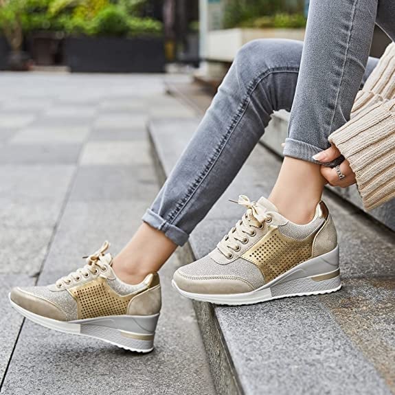 Dames sleehak sneakers met comfortabele plateauzool, stijlvol en trendy voor een casual look.