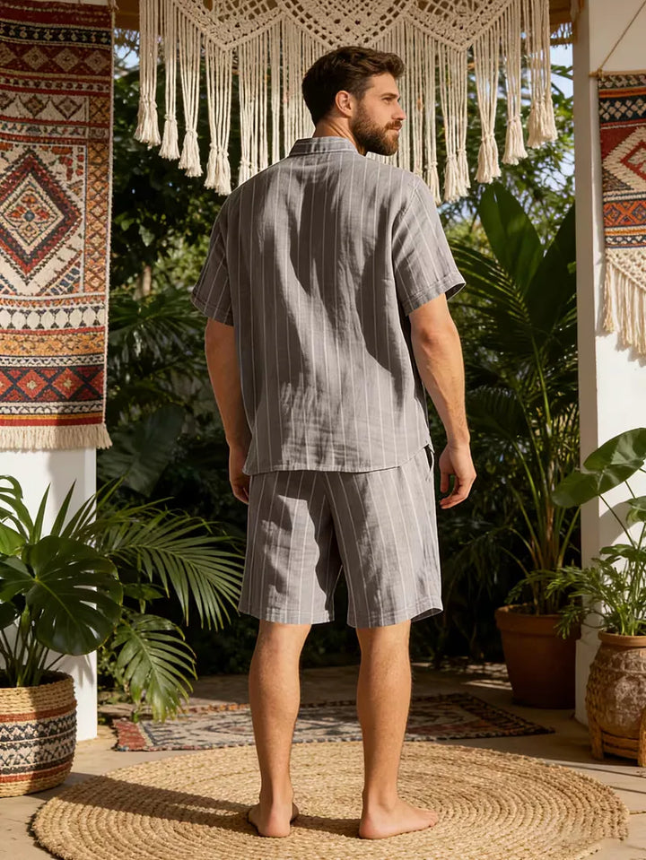 Modieuze heren vakantie set: comfortabel shirt & korte broek, ideaal voor warme bestemmingen.