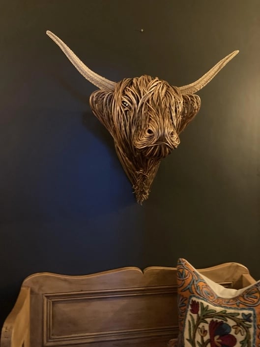 Sfeervolle koe wandsculptuur 'Bowie'. Een landelijk dierlijk kunstwerk, robuuste eyecatcher voor je muur.