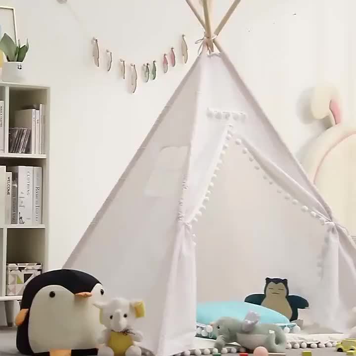 Kinderen spelen in vrolijke tipi tent met berenprint. Ideaal als buitenspeeltent of speelhuisje binnen.