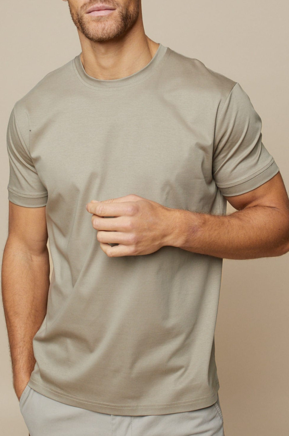 Essentieel taupe heren T-shirt met subtiele glans; een basic, comfortabel en modieus kledingstuk.