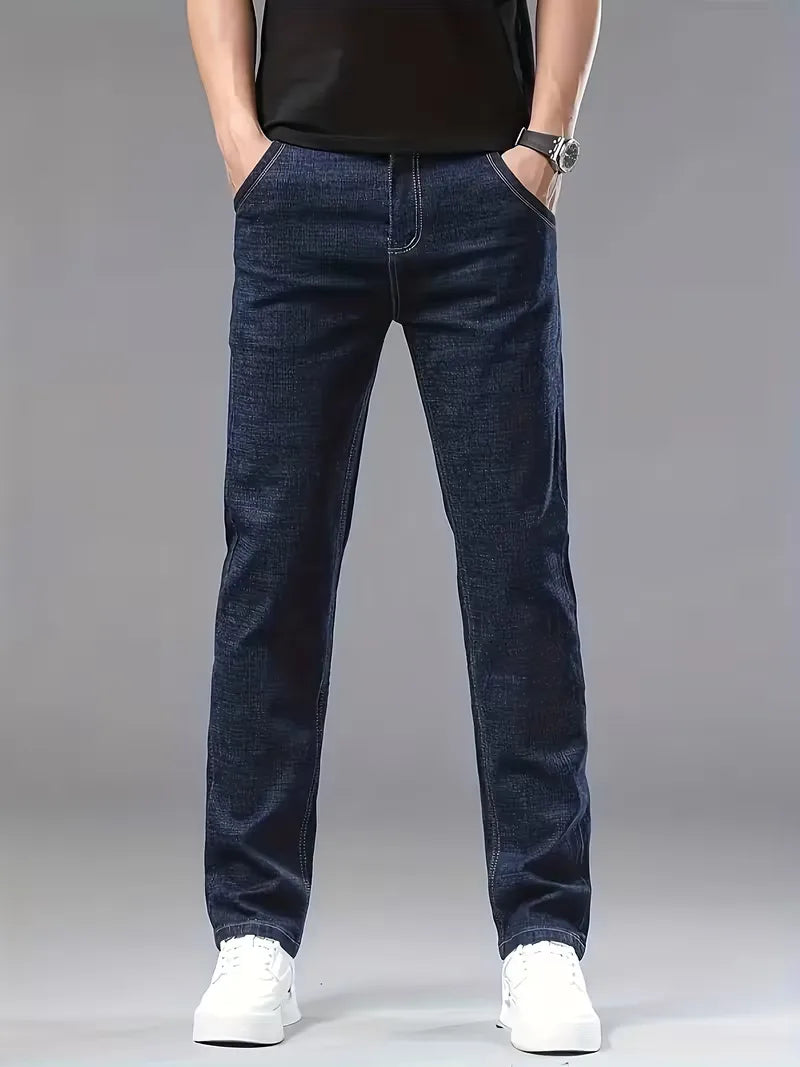 Heren donkerblauwe straight jeans met rechte pijp en zichtbare stiksels, perfect voor smart casual outfits.