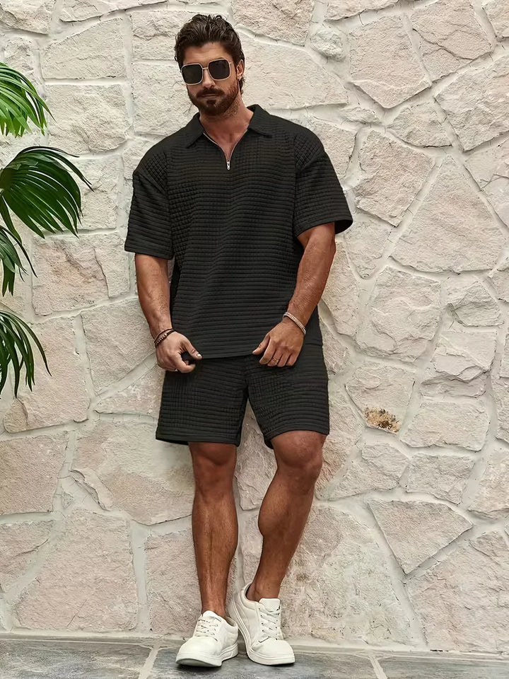 Zomerse heren tweedelige set. Casual V-hals top met korte mouwen en textuur shorts.