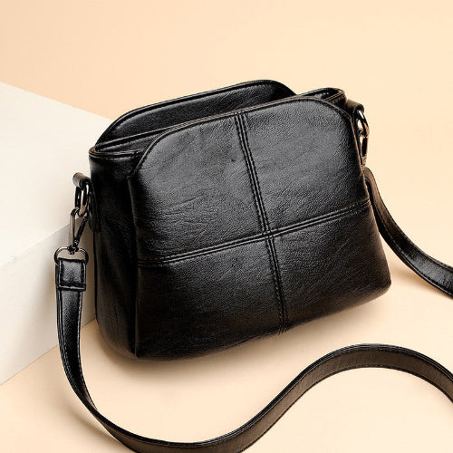 Compacte rode PU leren handtas voor dames, ideaal als dagelijkse crossbody tas met verstelbare riem.