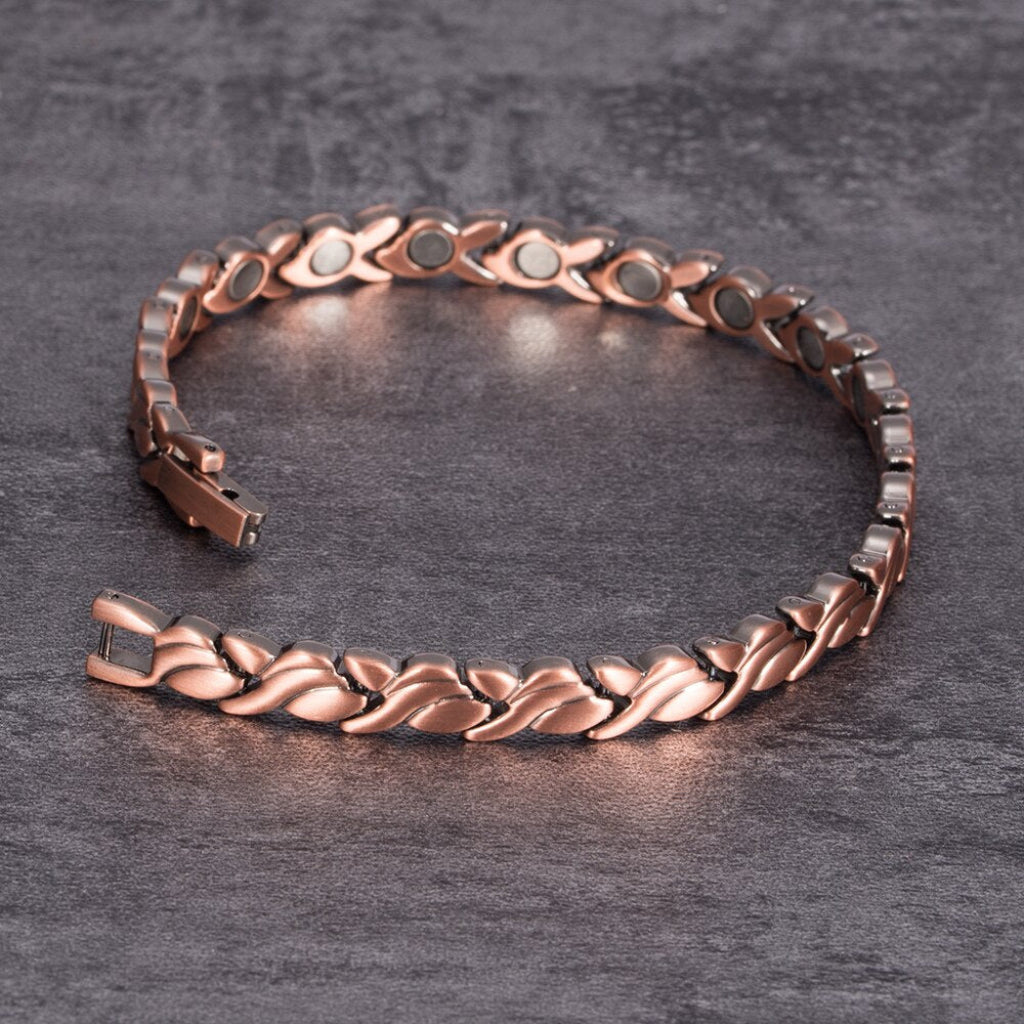 Stijlvolle koperen polsband met uniek vispatroon. Deze magnetische armband is een perfect unisex accessoire.