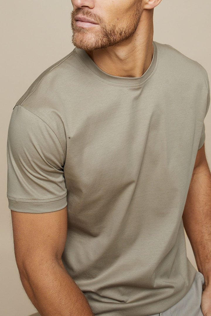 Premium taupe heren T-shirt met subtiele glans voor heren; comfortabel, getailleerd en modieus design.